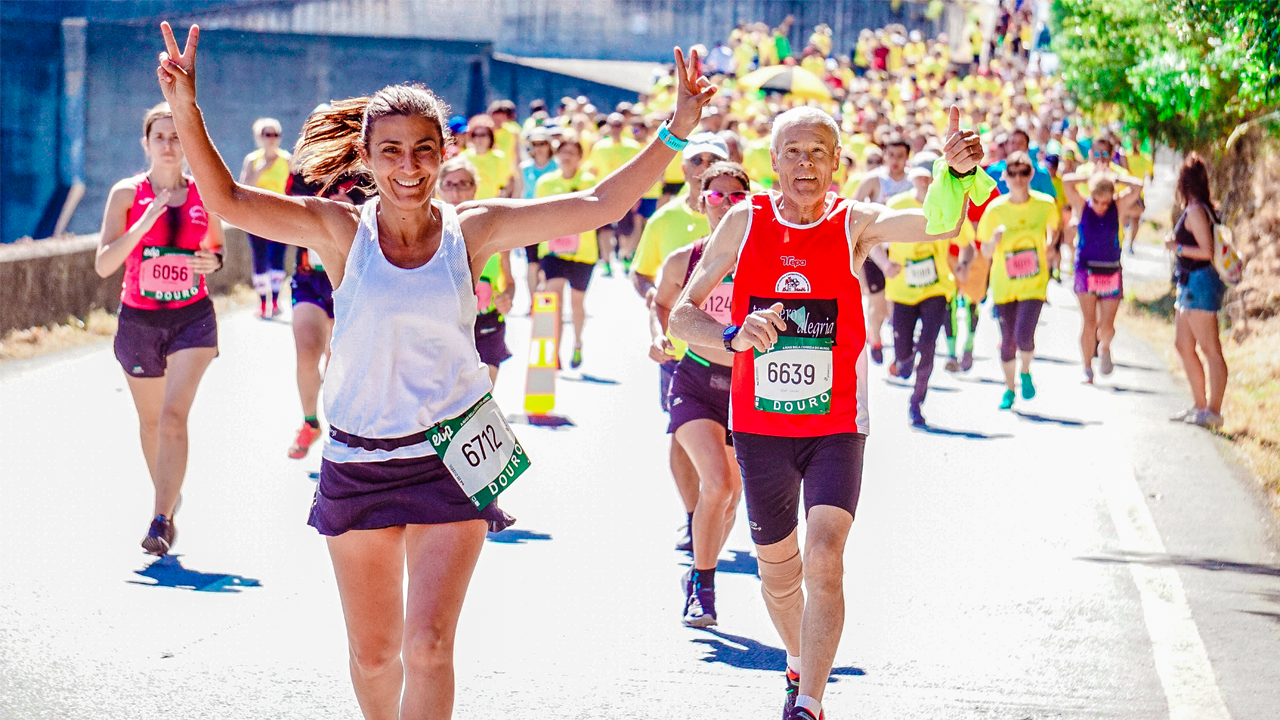 runners on race course